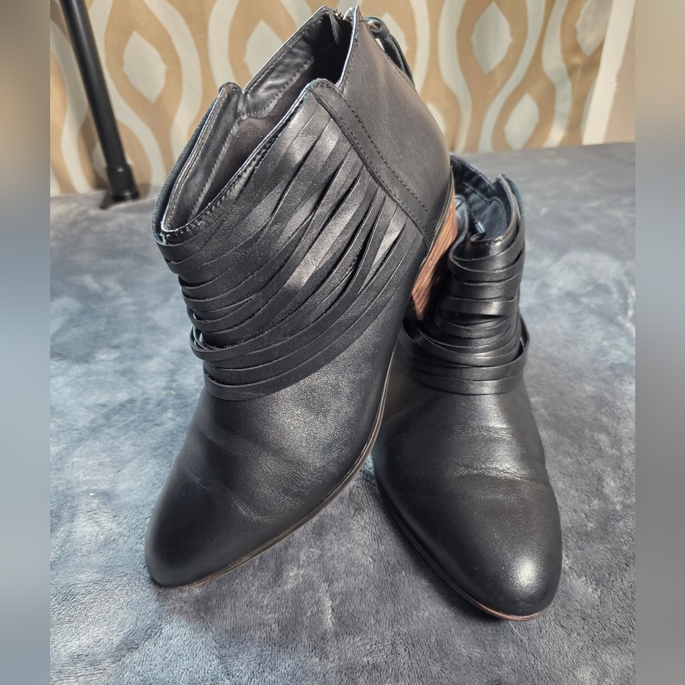 Clarks Artisan Black Leather Zip Ankle Boots Womens Sz 9.5 M Style 26103500 - Picture 1 of 12